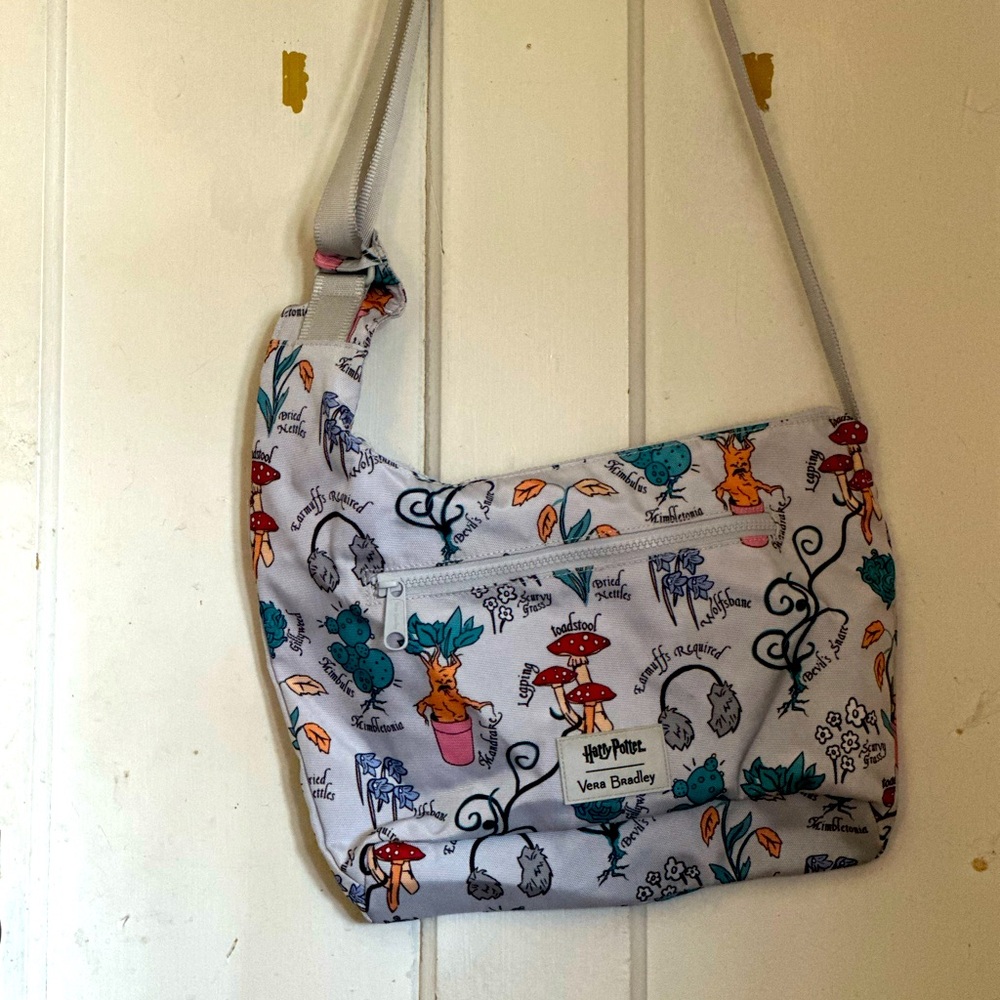 Like new Vera Bradley Harry Potter Reactive crossbody Sling Herbology Ditsy bag